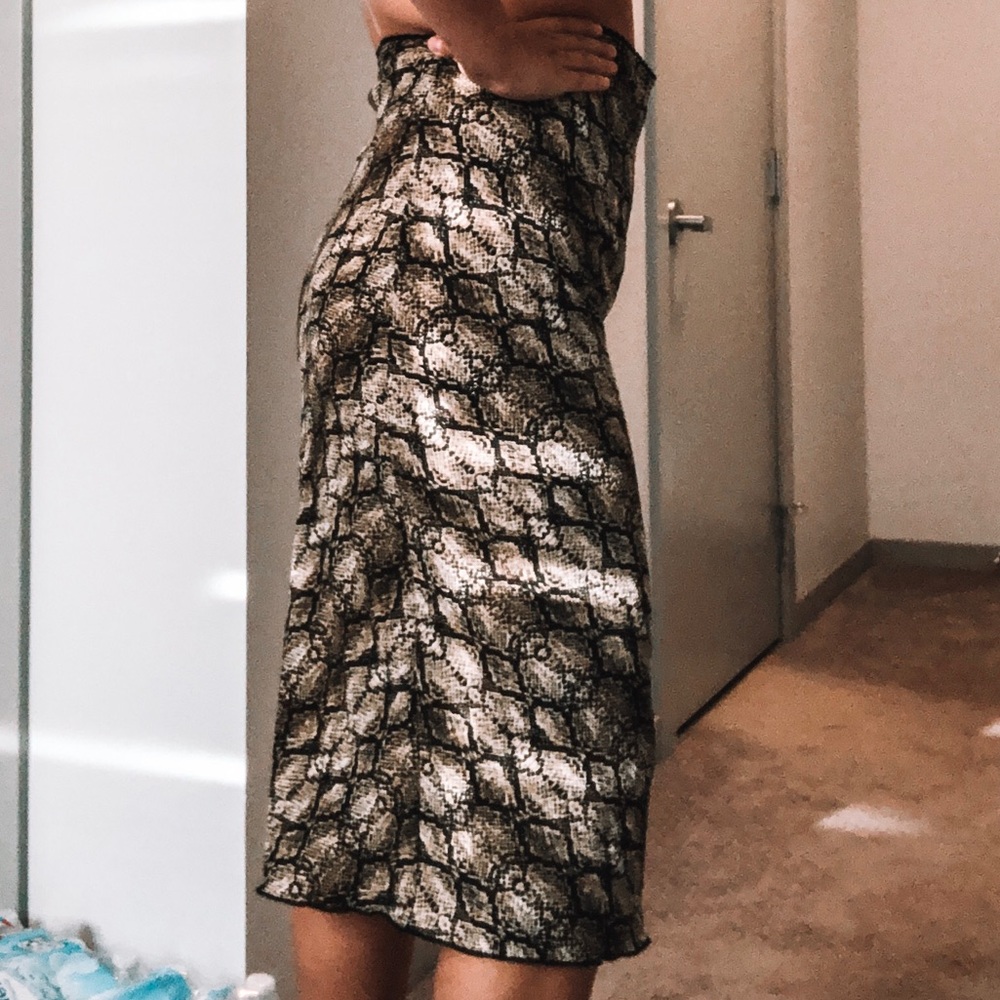 snake patterned midi skirt!🐍